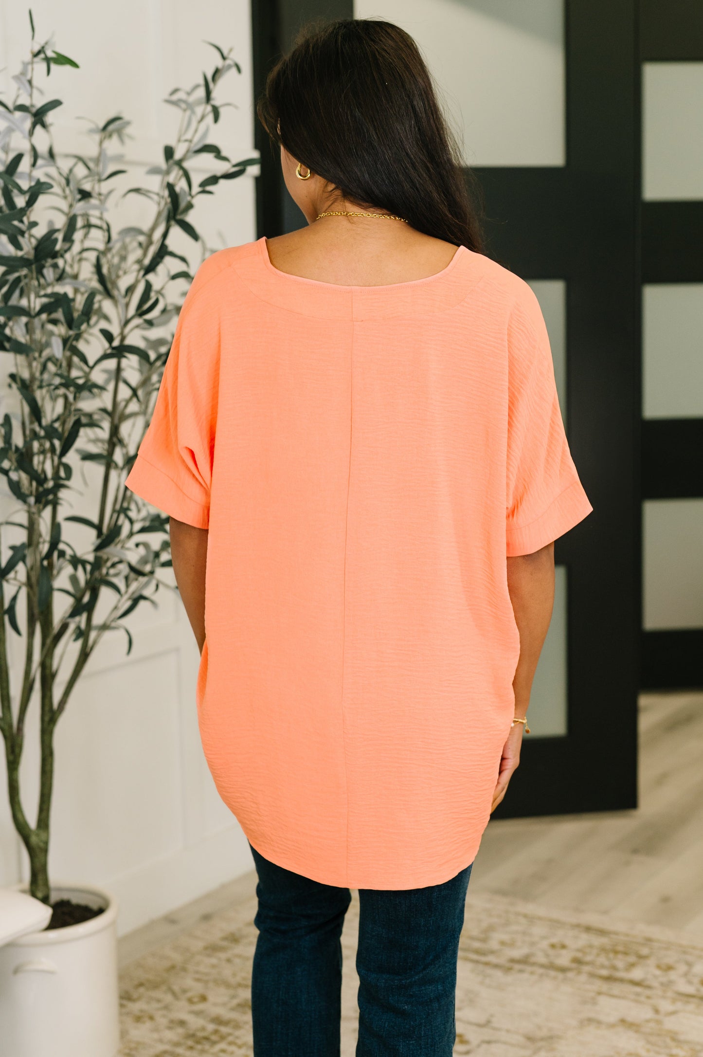 COUNTER PART CRINKLE WOVEN V-NECK in CORAL