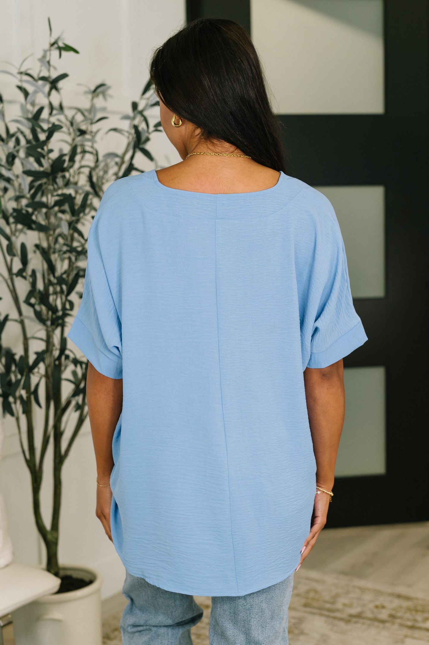 COUNTER PART CRINKLE WOVEN V-NECK in CORNFLOWER BLUE