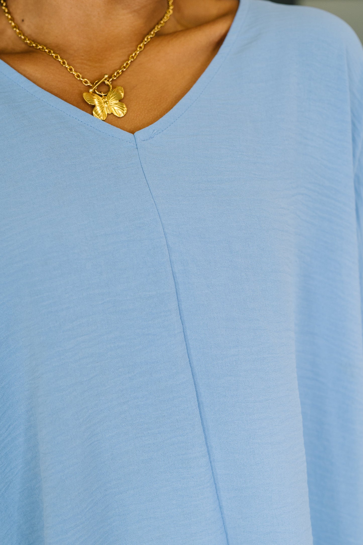 COUNTER PART CRINKLE WOVEN V-NECK in CORNFLOWER BLUE