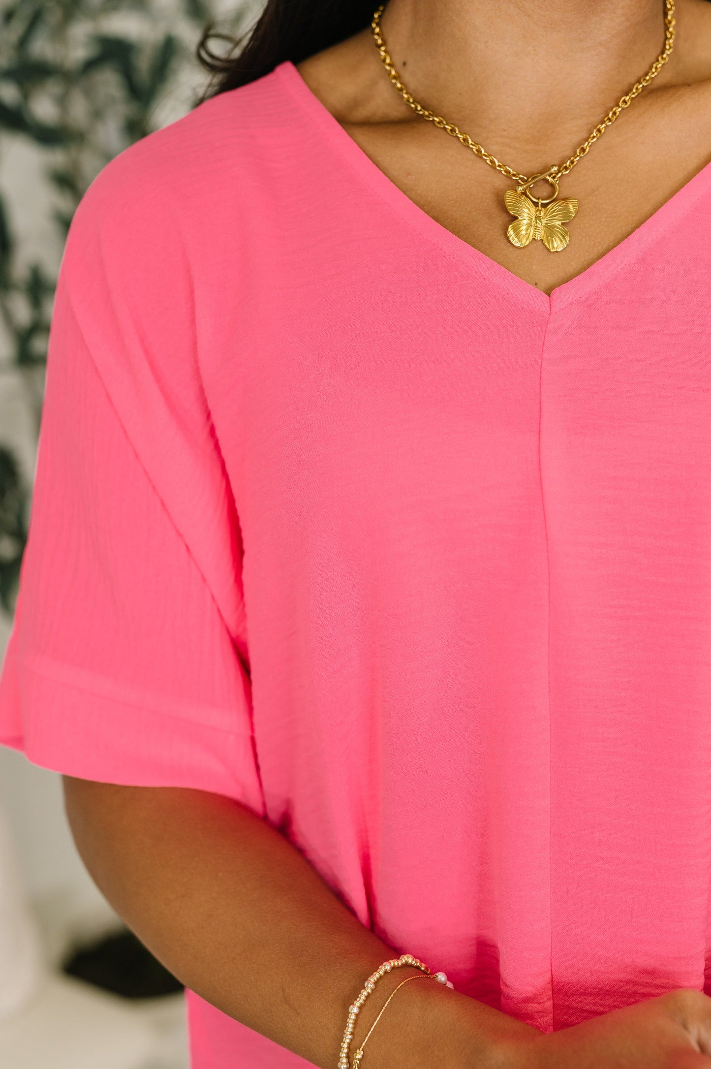 COUNTER PART CRINKLE WOVEN V-NECK in NEON FUCHSIA