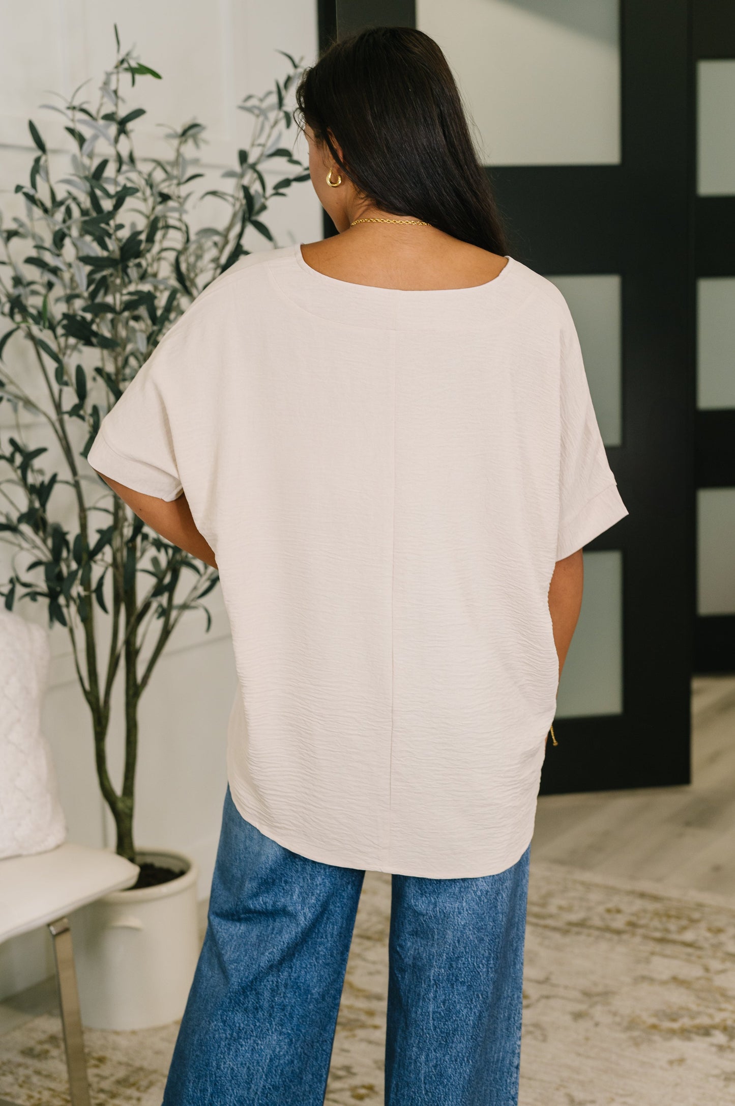 COUNTER PART CRINKLE WOVEN V-NECK in SAND BEIGE