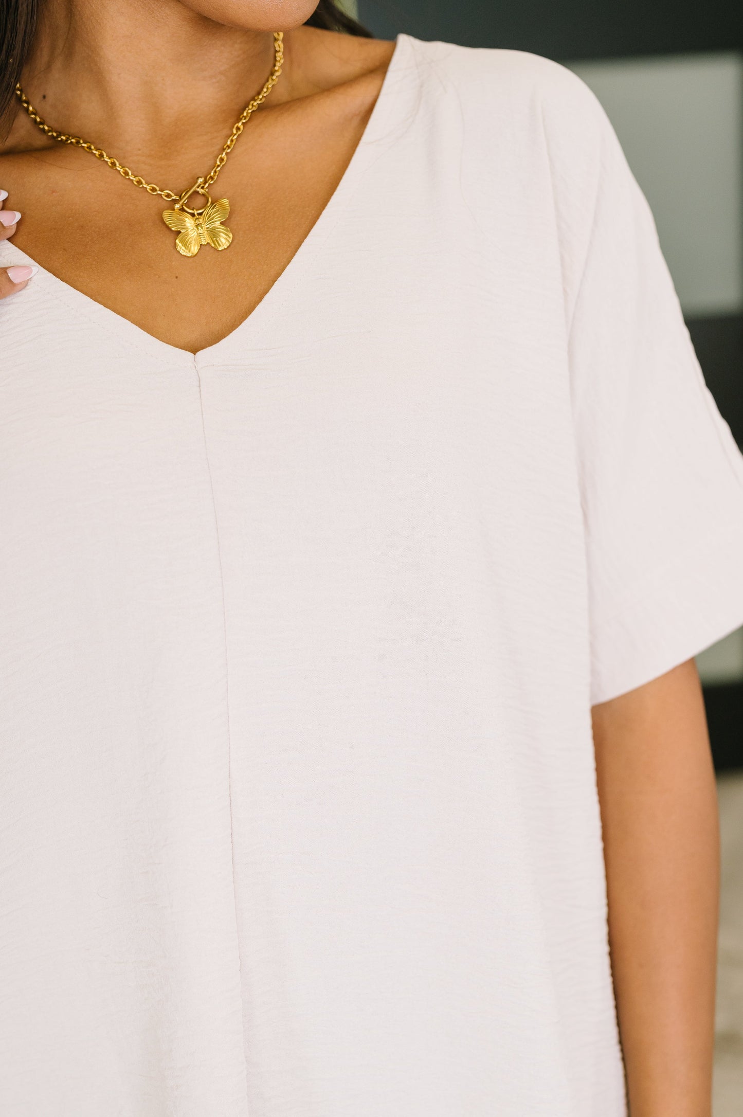 COUNTER PART CRINKLE WOVEN V-NECK in SAND BEIGE