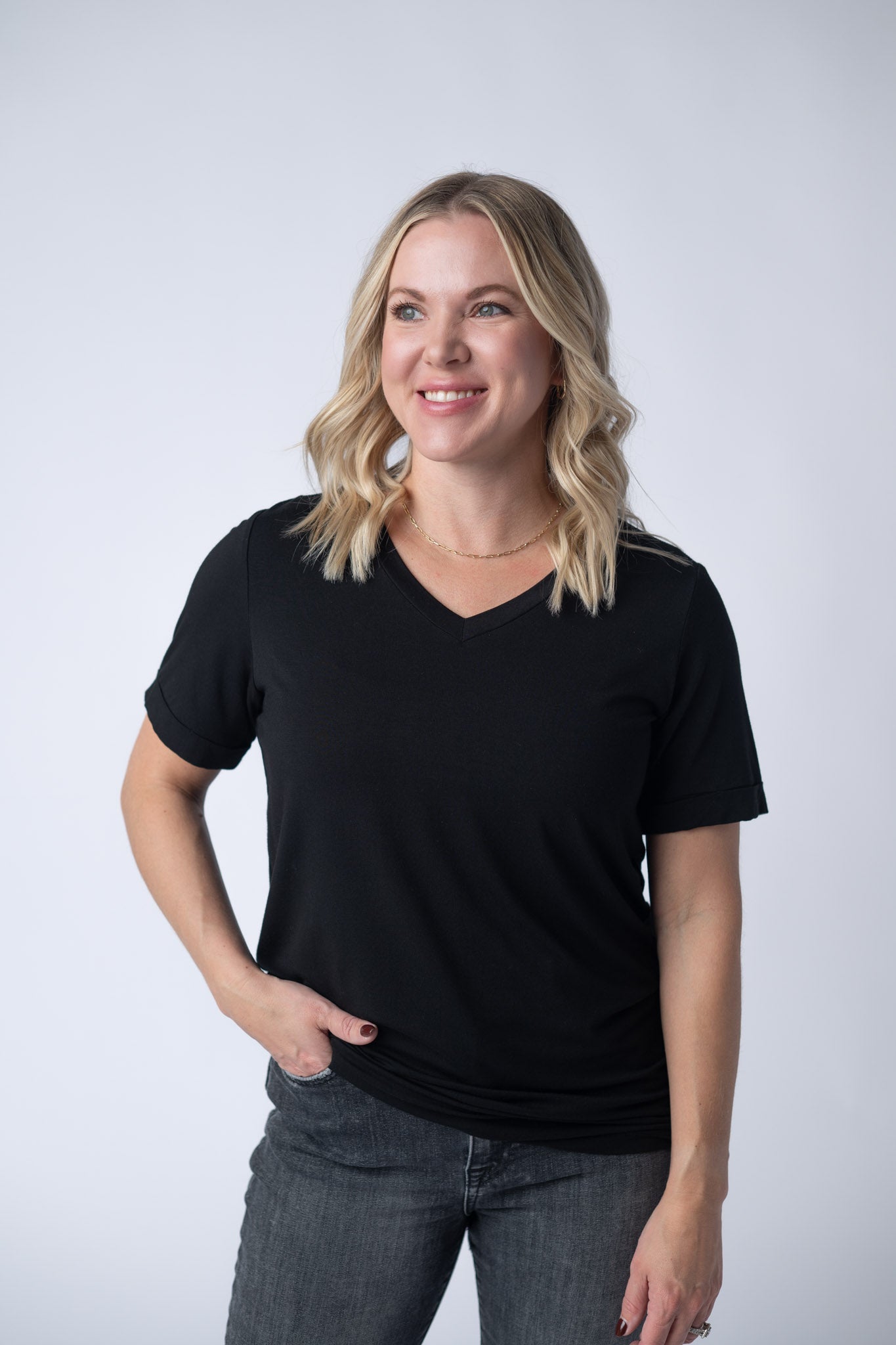 SOPHIE V NECK TEE - BLACK
