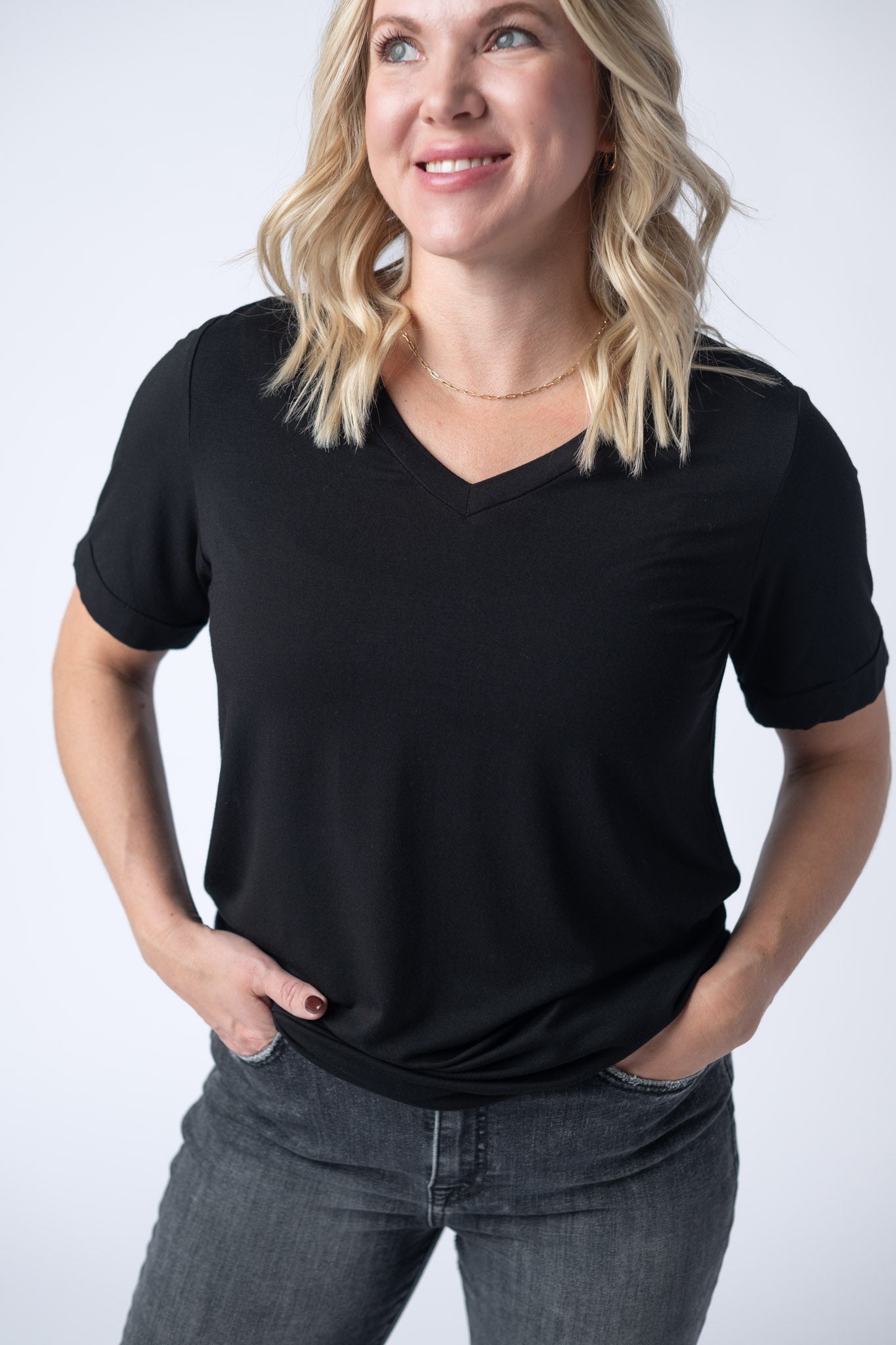 SOPHIE V NECK TEE - BLACK