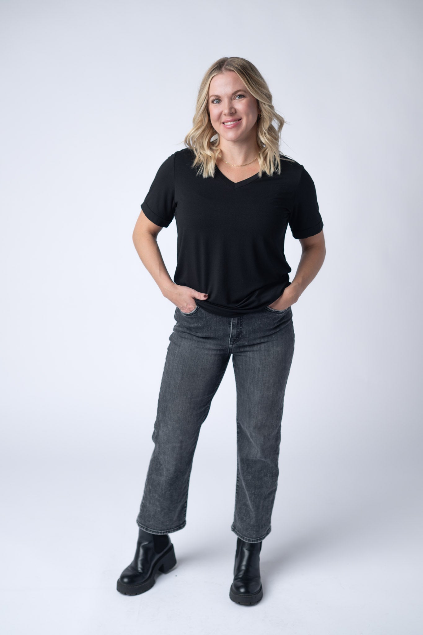 SOPHIE V NECK TEE - BLACK